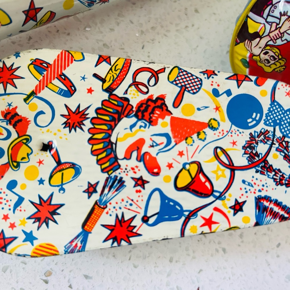 Tin noise makers lot of ten. - Picture 4 of 16
